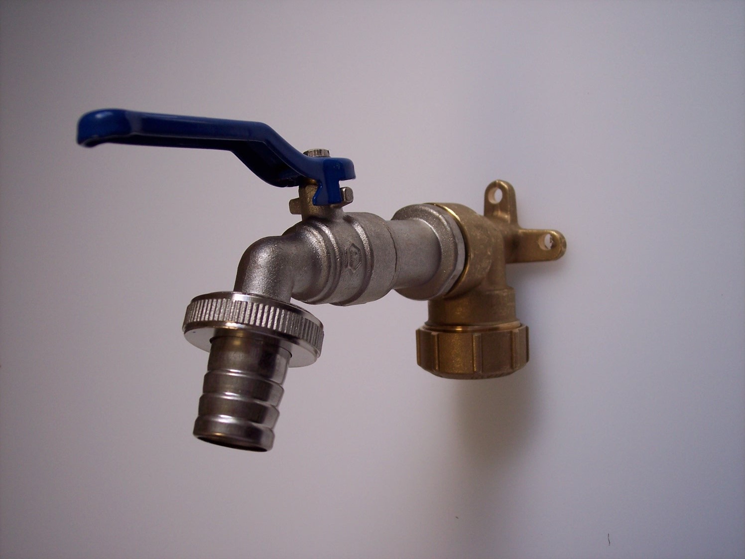 (Bild für) 25mm Messing-Wandscheibe mit 3/4" Kugelauslaufhahn