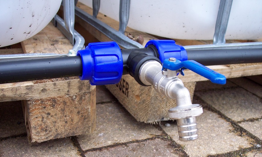 (Bild für) Verbindungsset 25 mm für 6 IBC Tanks nebeneinander stehend